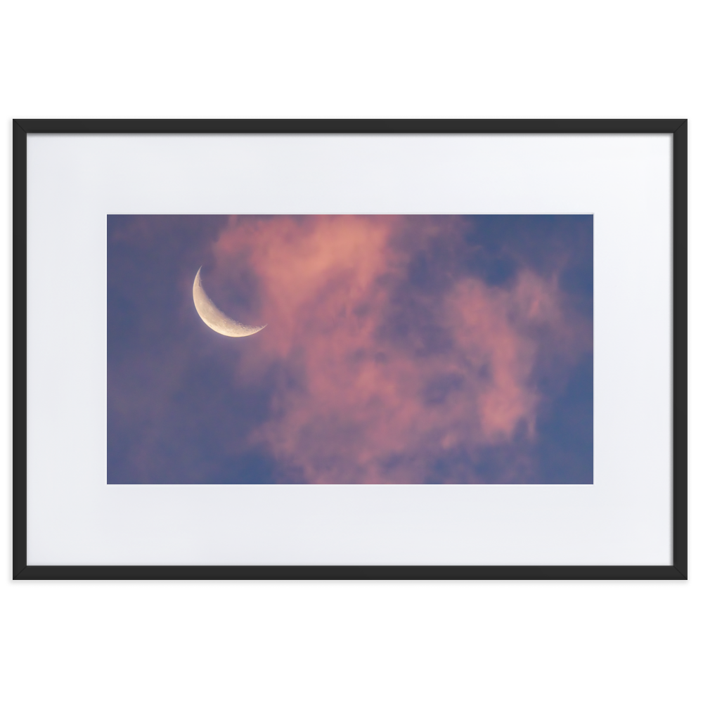 Mond und Wolken im Morgenrot, Fine Art Print als hochwertiger Fotoprint – stimmungsvolles Motiv für Ihre Wand