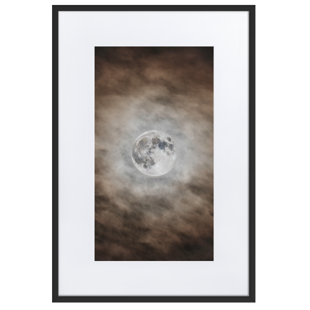 Sanfter Mond zwischen Wolken, Fine Art Print als hochwertiger Fotoprint – perfekte Wandkunst für Ihr Zuhause.