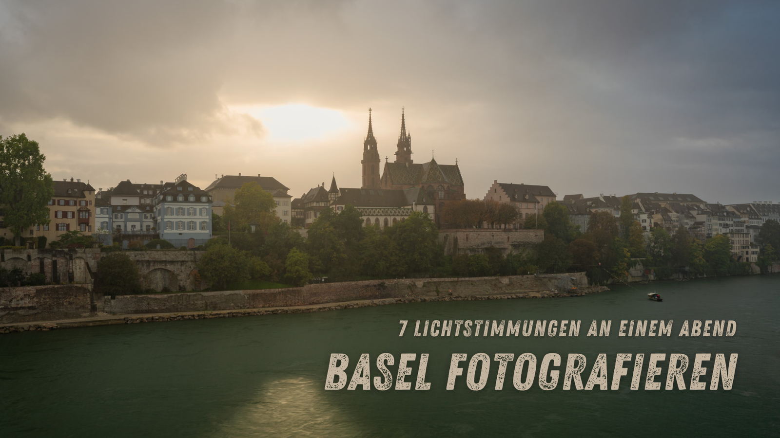 Basel fotografieren – 7 Lichtstimmungen an einem Abend: Basler Münster mit dramatischem Abendhimmel über dem Rhein