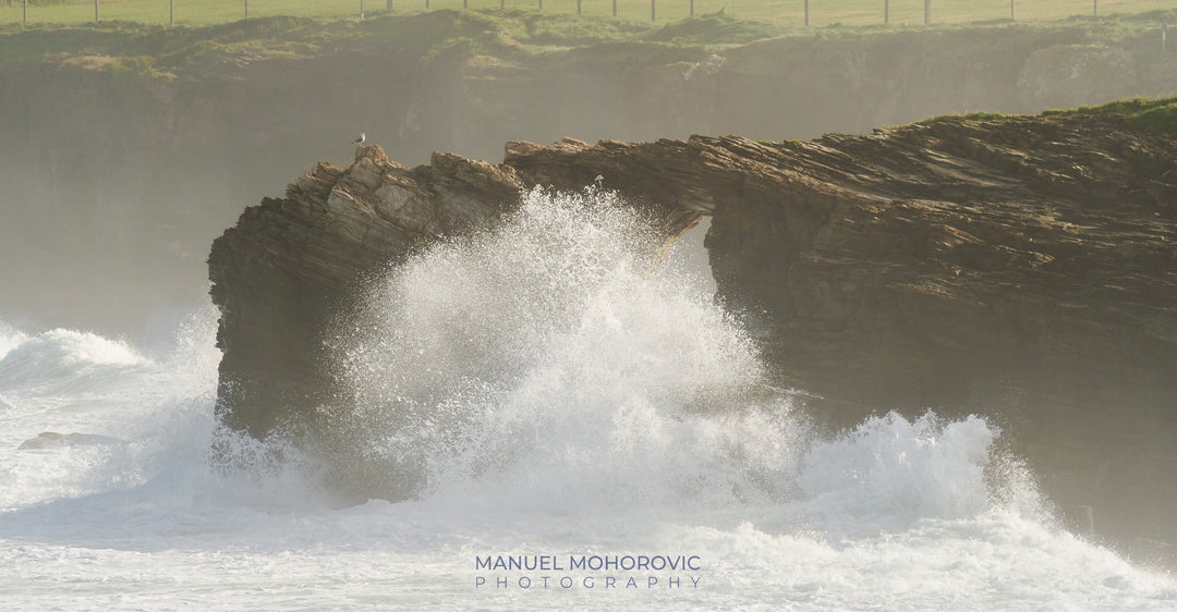 Online Kurs Bildbearbeitung - Welle prallt auf Küste in Galizien Spanien - Manuel Mohorovic Photography