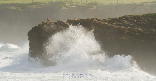 Online Kurs Bildbearbeitung - Welle prallt auf Küste in Galizien Spanien - Manuel Mohorovic Photography