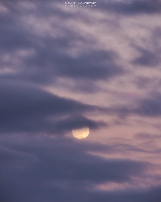 Mondfotografie Workshop Schweiz - Mond hinter Wolken - Manuel Mohorovic Photography